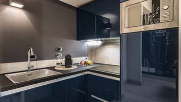 KĂŒhlschrank, Mikrowelle, Ofen, Wasserkocher mit Kaffee-/Teezubehör