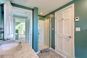 Articles de toilette gratuits, sèche-cheveux, serviettes fournies