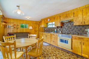Fridge, microwave, oven, stovetop - Inviting home w/ free cable and full kitchen - right on the lake (Beulah)