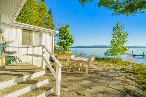 Inviting home w/ free cable and full kitchen - right on the lake