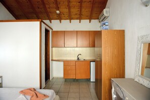 Free cribs/infant beds, free WiFi, bed sheets