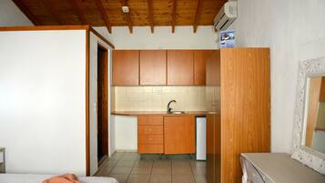 KĂŒhlschrank, Herdplatte, Wasserkocher, Hochstuhl