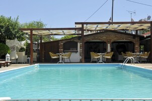 Bar junto a la piscina