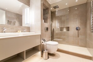 Apartamento, 3 quartos | Banheiro | Chuveiro/banheira combinados, produtos de toalete grátis
