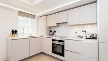 Apartamento, 2 habitaciones | Cocina privada | Frigorífico grande, microondas, horno y placa de cocina