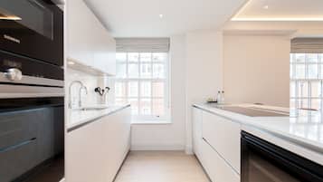 Apartment, 3 Bedrooms | Private kitchen | Full-size fridge, microwave, oven, stovetop