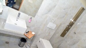 Deluxe Room | Bathroom amenities | Shower, towels - Hotel Shakun (Durg)