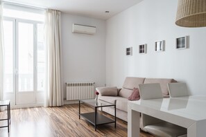 TV - 1 bedroom apartment in Gran Via (Madrid)