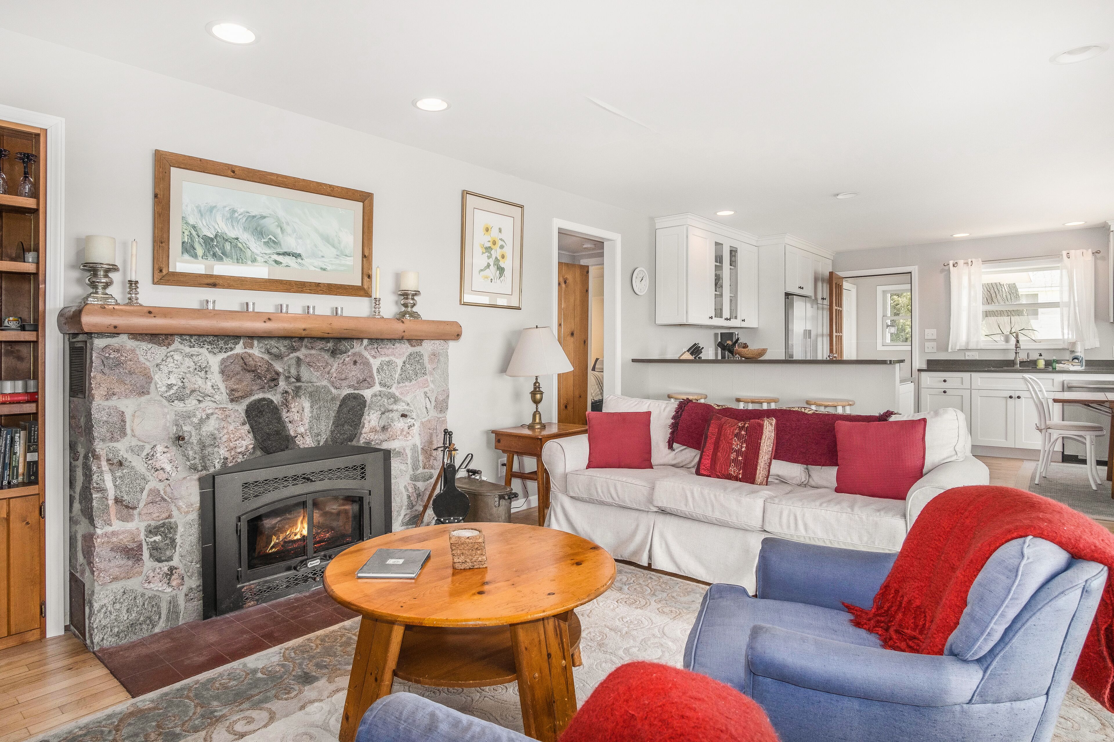 Friendly lakeside home w/ full kitchen and WiFi - close to golf and lakes