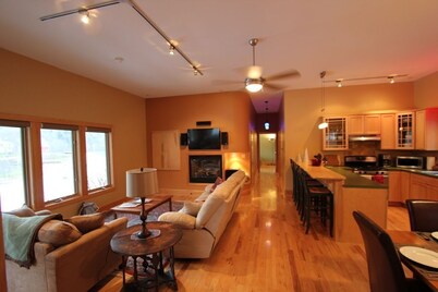 Quiet Modern Luxury Home w/ Memory Foam Beds, FAST WiFi and Full Kitchen