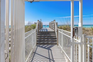Property grounds - "Breakers East 702"~Gulf Front~2BR/2BA Beach setup included (Destin)