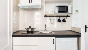 Kookgerei, borden en bestek, eettafels