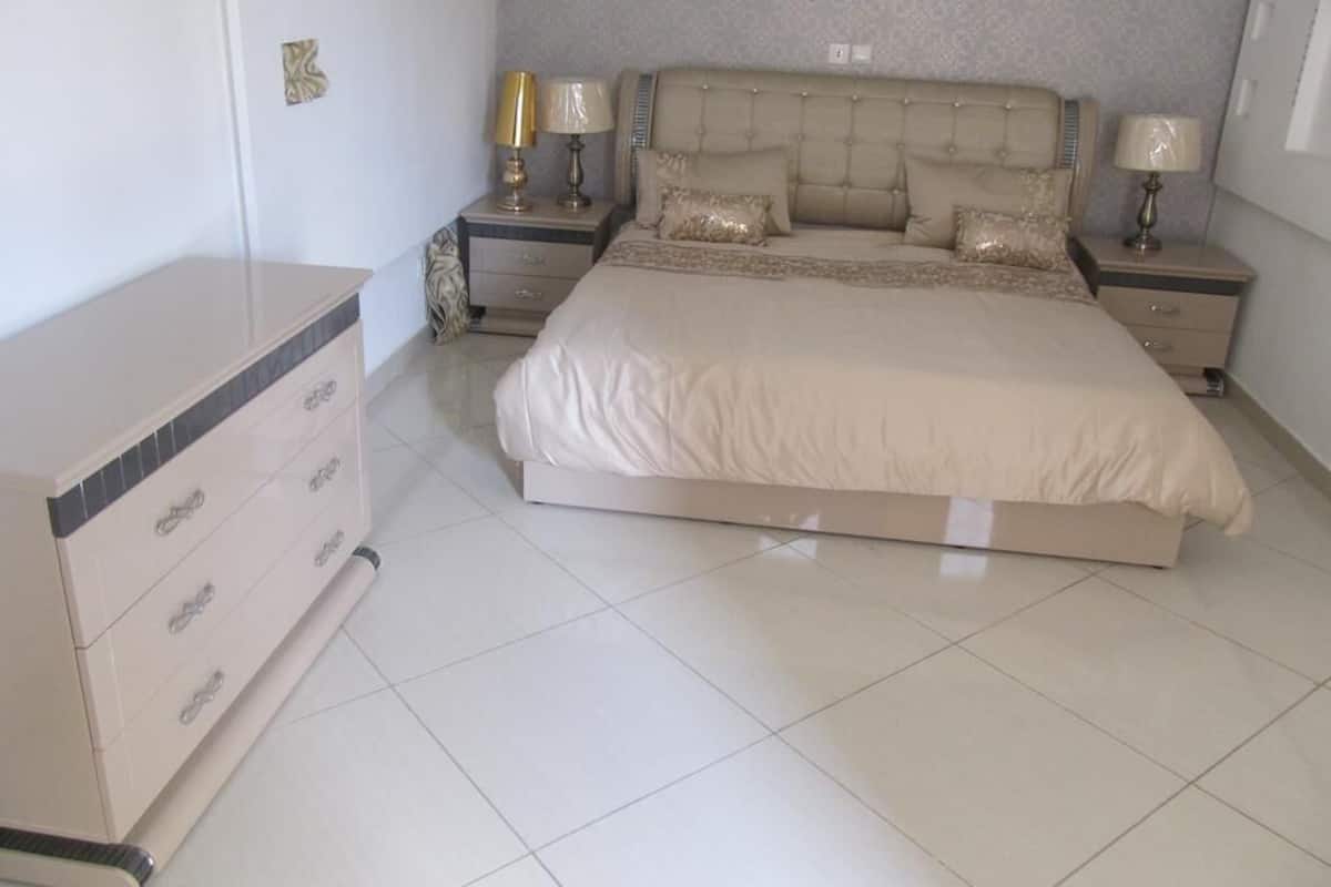 Chambre royale, mixte, non-fumeur, vue sur la ville | 1 chambre, literie de qualité, lit avec matelas en mousse à mémoire