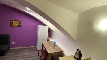 Kjøleskap, mikrobølgeovn, kokeplater og vannkoker