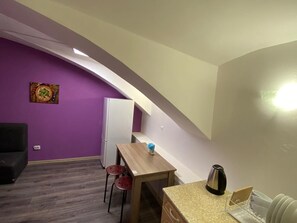 Réfrigérateur, micro-ondes, plaque de cuisson, bouilloire électrique