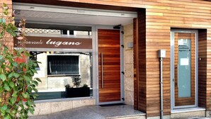 Un bâtiment moderne doté d’une façade en bois et d’une entrée en verre.