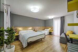 Bureau, fer et planche à repasser, lits bébé (gratuits), Wi-Fi gratuit