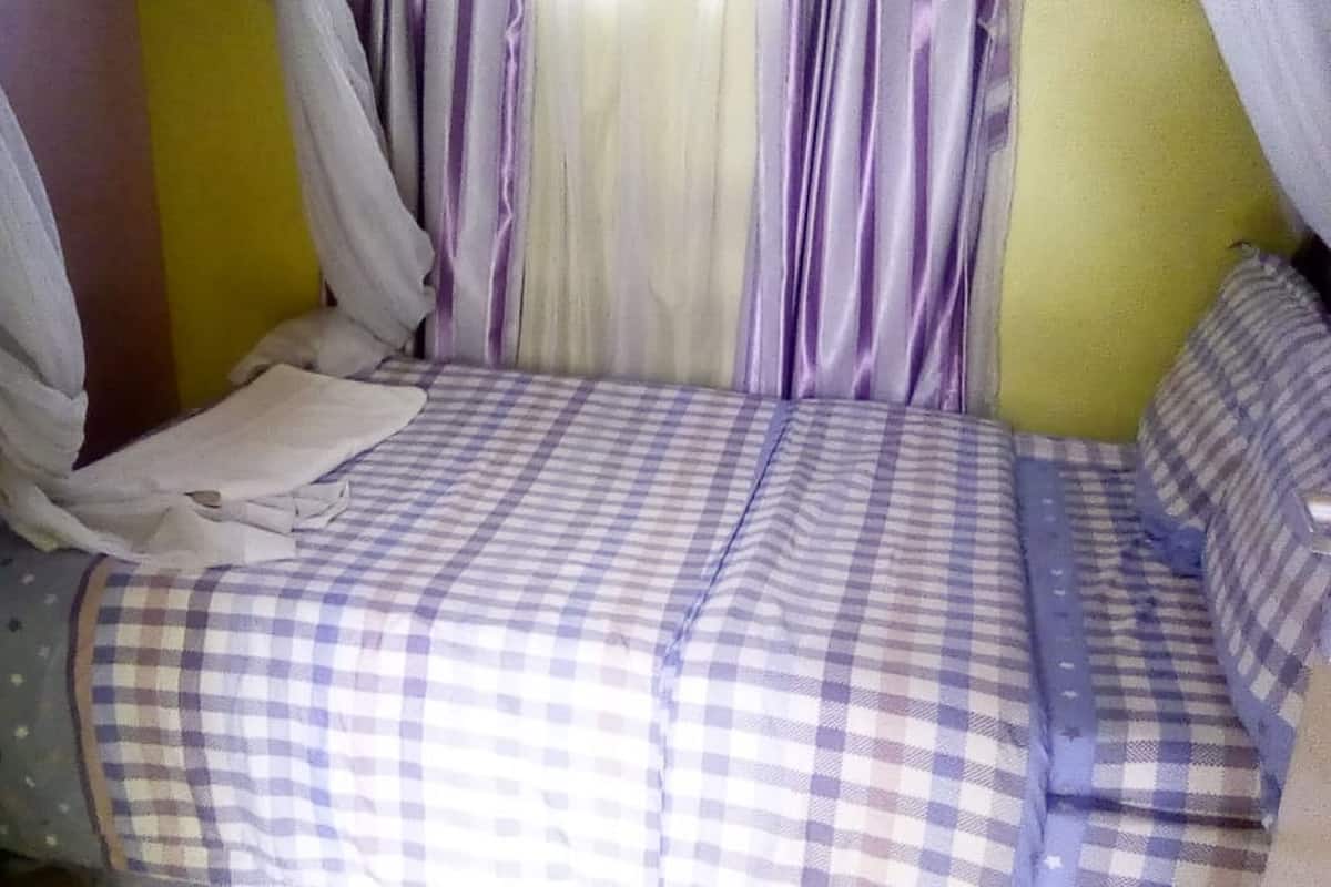 Cortinas blackout, wifi gratis y ropa de cama
