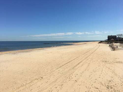 Beach Side Studio #4 - Pet Friendly, WiFi, Off-Street Parking, Large Smart TV