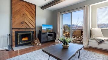 Télévision, cheminée, espaces bureaux