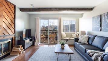 TV, caminetto, studio