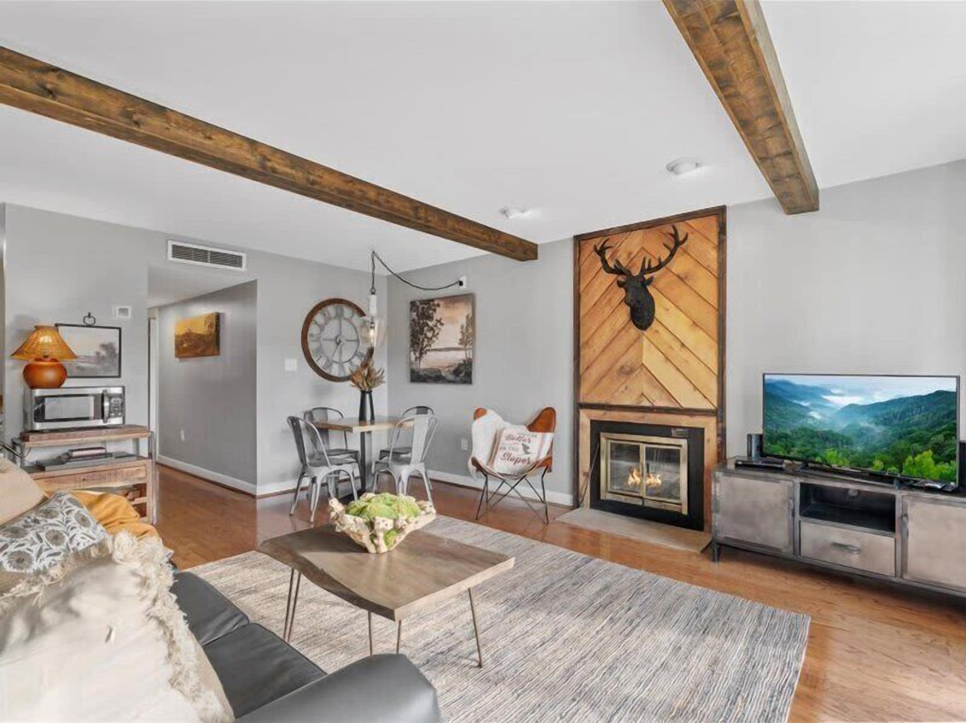 Televisión, chimenea y oficina 