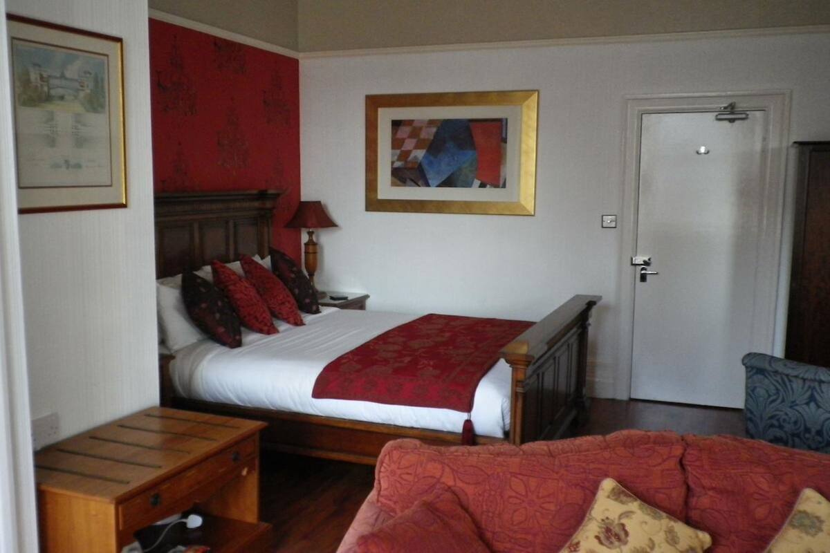 Iron/ironing board, bed sheets