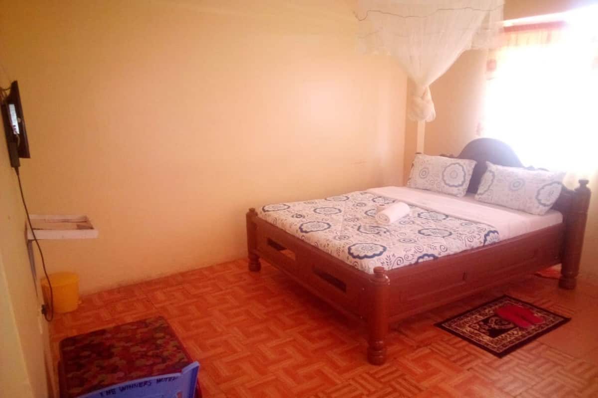 Escritorio, cortinas blackout, wifi gratis y ropa de cama