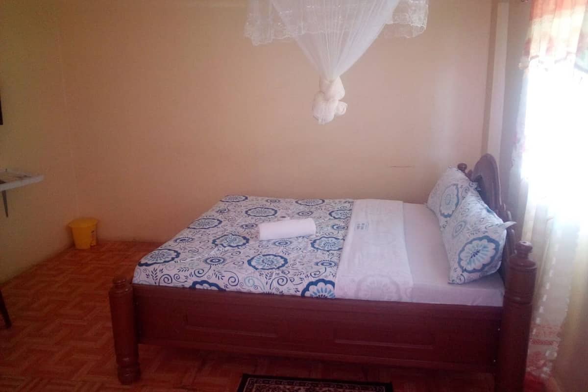 Escritorio, cortinas blackout, wifi gratis y ropa de cama