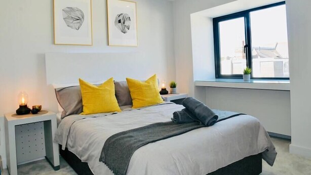 A modern bedroom with a large bed, two bedside tables, and a window with a view. - ❤️❤️❤️❤️❤️Sea View, Walk 2 BEACH, Parking, Netflix (Bournemouth)