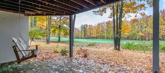 Lovely home near the slopes w/ private deck, spacious design, and hot tub nearby