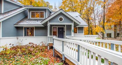 Taivaallinen koti lähellä rinteitä w / biljardipöytä, oma terassi ja tilava asettelu!