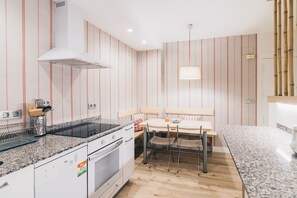 Een koelkast, een oven, een vaatwasser, een koffiezetapparaat/waterkoker