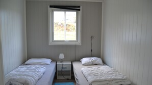 Family Apartment | Iron/ironing board (on request), WiFi (free), bed sheets - Sjøstrand Rorbuer (Vestvågøy)