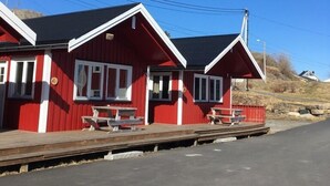 Front of property - Sjøstrand Rorbuer (Vestvågøy)