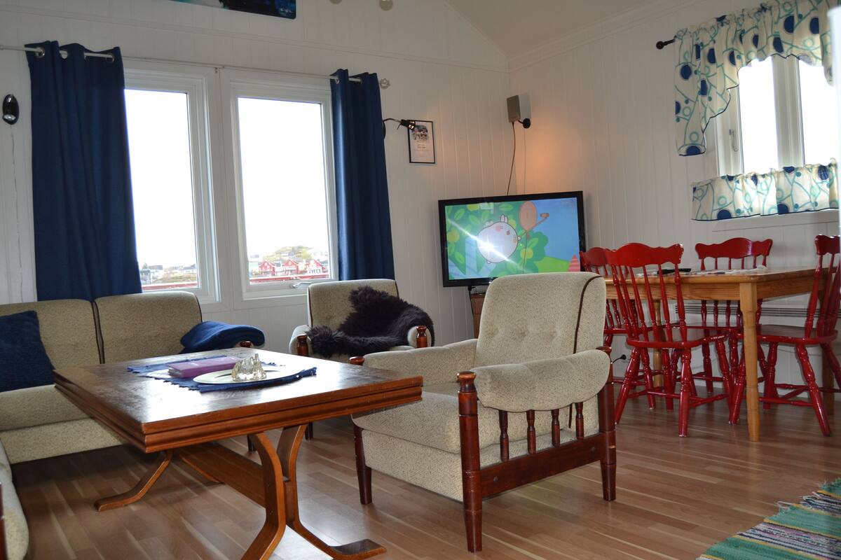 Family Cabin, 2 Bedrooms | Living area