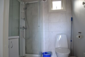 Appartement familial | Salle de bain | Douche, savon, papier de toilette