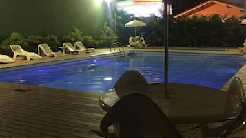Hồ bơi ngoài trời