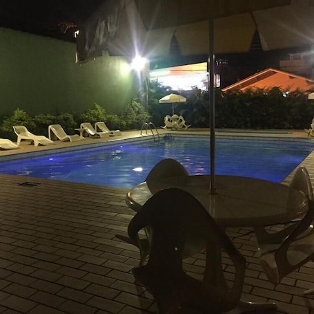Una piscina al aire libre