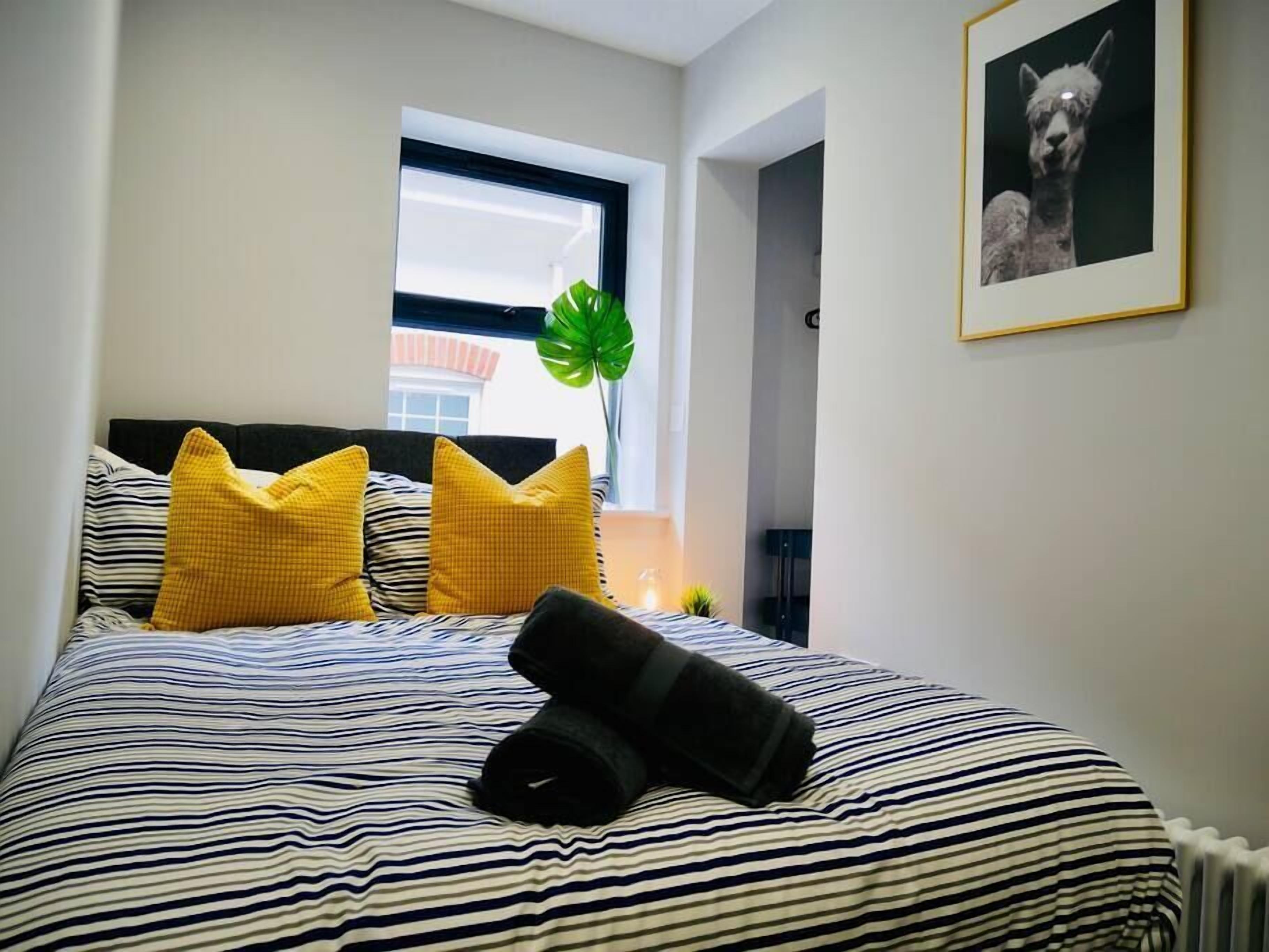 2 bedrooms, iron/ironing board, free Internet, bed sheets