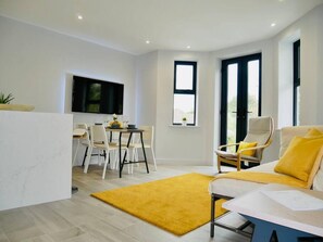 TV, Netflix, streaming services - ⭐⭐⭐⭐⭐ Beautiful Apartment Near the BEACH +Netflix (Bournemouth)