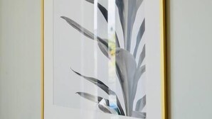 A framed artwork of abstract plant leaves on a wall. - ⭐⭐⭐⭐⭐ Beautiful Apartment Near the BEACH +Netflix (Bournemouth)