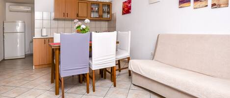 Private kitchen | Fridge, oven, stovetop, electric kettle