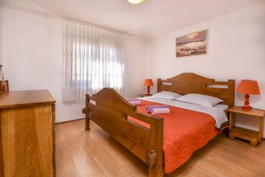 2 bedrooms, iron/ironing board, free WiFi