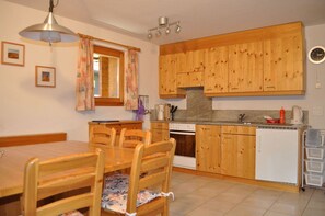 Apartment, 2 Bedrooms | Private kitchen | Full-size fridge, microwave, oven, stovetop