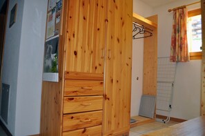 Appartement, 2 slaapkamers | Woonruimte | Een televisie