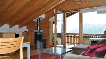 Appartement, 2 chambres | Salle de séjour | Télévision, lecteur de DVD