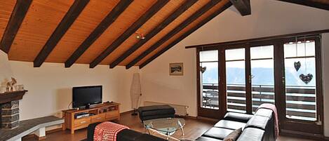 Appartement, 2 slaapkamers | Woonruimte | Televisie en een dvd-speler