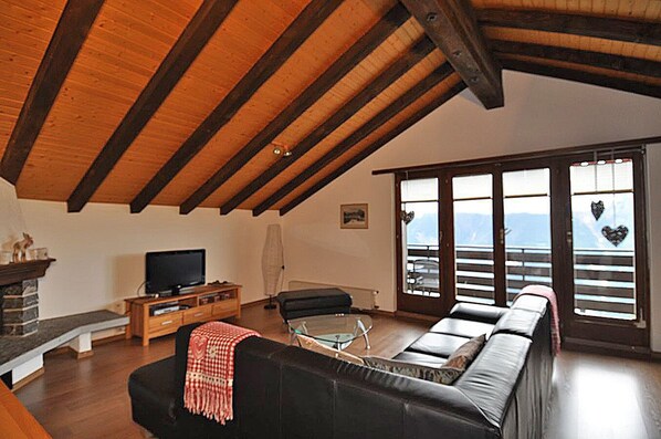 Leilighet, 2 soverom | Oppholdsområde | TV og DVD-spiller