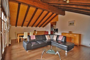 Leilighet, 2 soverom | Oppholdsrom | TV og DVD-spiller